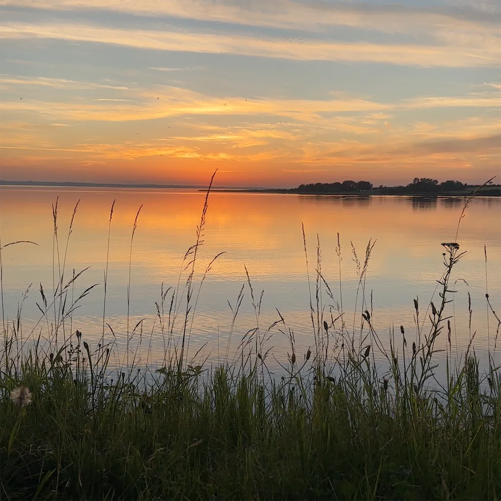 Udsigt over vand i solnedgang